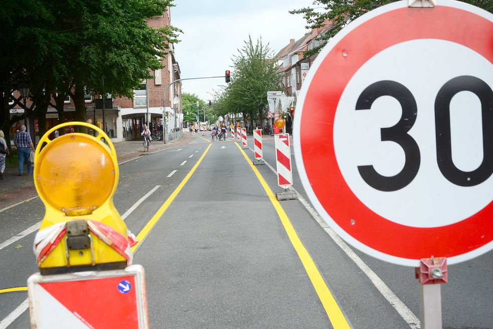 Das Experiment auf der Neutorstraße ist schon erkennbar: Ein breiter Radweg in Richtung Rathausplatz und Tempo 30 für Autos in Richtung Agterum sind zwei der neuen Regelungen. Foto: F. Doden