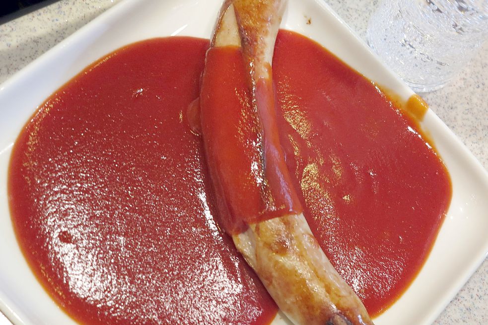 In Kantinen ist die Currywurst beliebt – doch es gibt auch immer mehr gesunde Gerichte. Foto: Gerten/Picture Alliance/DPA