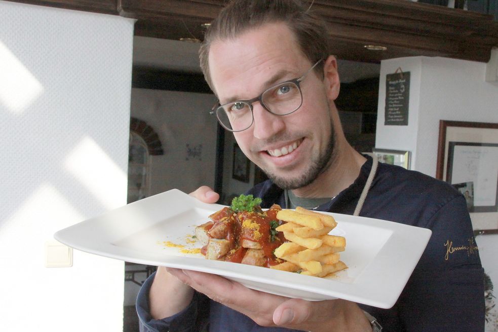 Koch Henning Wagner ist eher für die feine Küche bekannt – aber manchmal muss es eben die Currywurst sein, findet er. Bild: Noglik