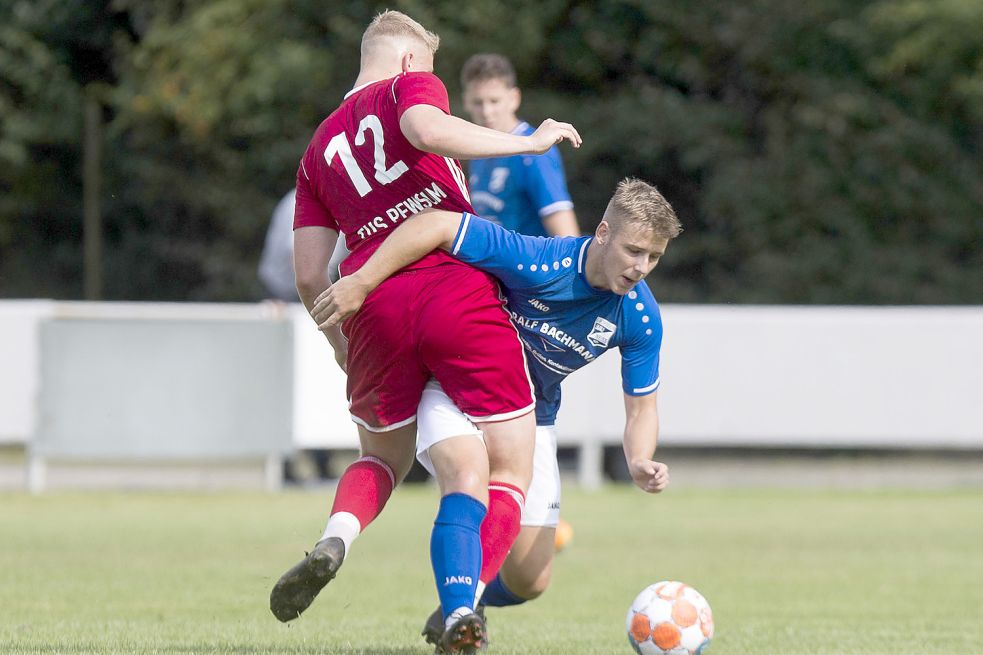 Borssums Brian Wienekamp (rechts) holte einen Elfmeter heraus, den fälligen Elfmeter setzte Timo Goldenstein aber an den Pfosten.
