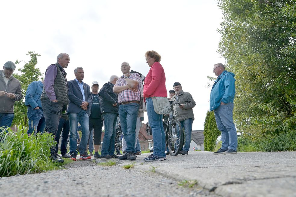 Auf manchen Straßen in Suurhusen müssen Fußgänger häufiger großen landwirtschaftlichen Maschinen ausweichen, weil ein Fußweg fehlt. Auch darum ging es jetzt bei dem Ortstermin. Fotos: Hillebrand