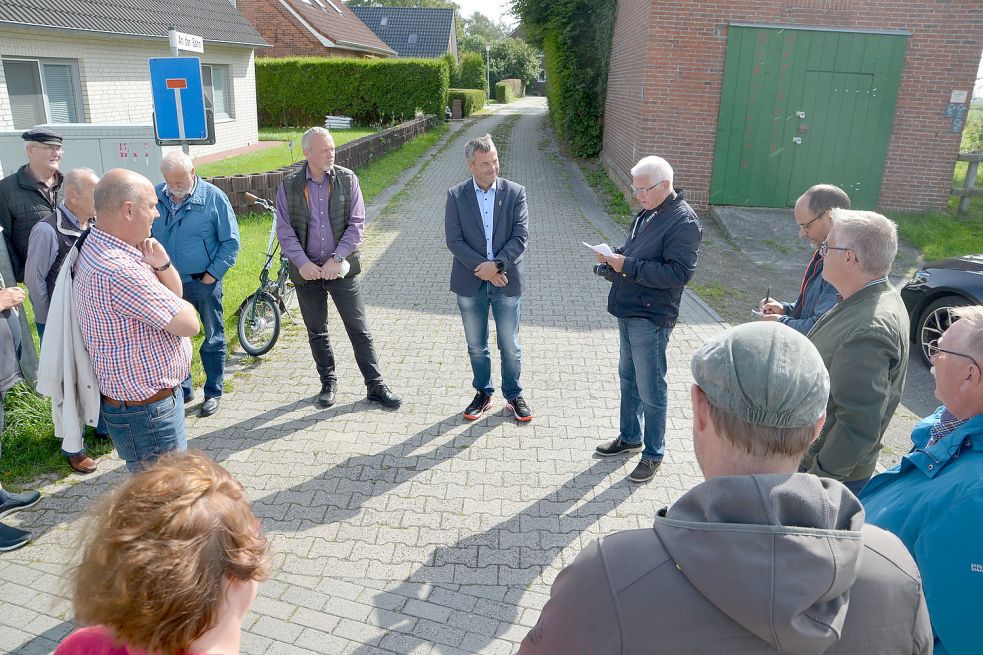 Treffpunkt war der Bahnübergang an der Kreuzung Suurhuser Straße / An der Bahn. Von dort aus ging es zum Sportplatz und weiter zum Dorfgemeinschaftshaus. Das Foto zeigt Gerd Müller (mit Zettel in der Hand), Johann Saathoff (links daneben) und Uwe Redenius (links daneben).