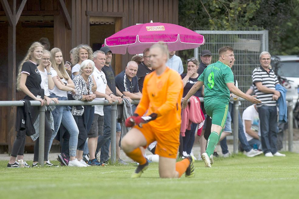 Schock und Jubel in der 96. Minute: Leon Meyer erzielte in Loquard den 1:1-Ausgleich für Visquard. Fotos: Doden