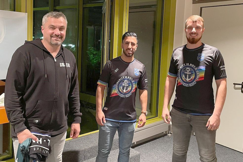 Iman Ghulami (Mitte) und Kevin Tooren (rechts) überreichten Thomas Reis ein Trikot von Borussia Leer. Foto: Privat