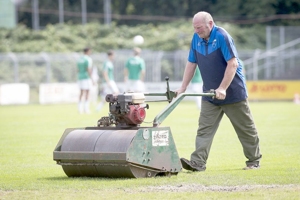 Weil nach Drainagearbeiten eine 15 Quadratmeter große Rasenfläche kürzlich neu angepflanzt worden war, wurde an der Problemzone am Samstag bis kurz vor Spielbeginn gearbeitet. Foto: Doden
