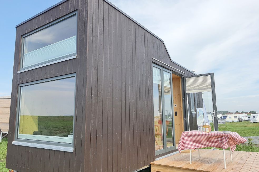 Ganz neu in Harlesiel: die neue Generation Green Tiny House mit mehr Ecken und Kanten und in Dunkel, dafür aber mit etwas mehr Platz im Inneren. Foto: Ullrich