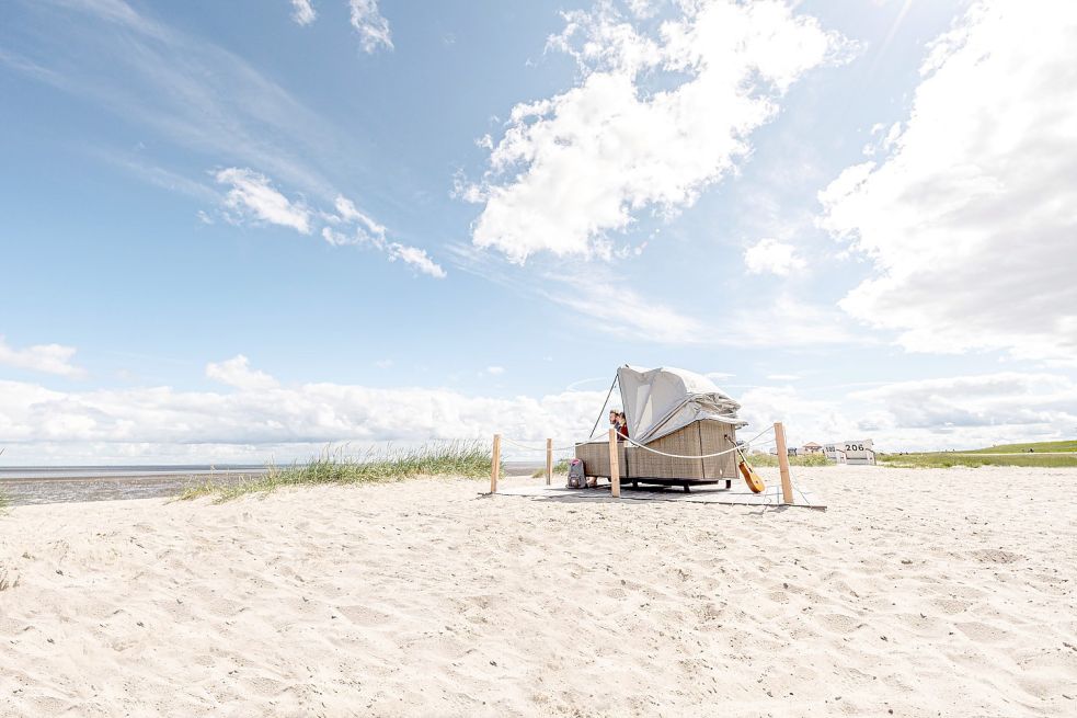 Ein Schlafstrandkorb am Strand von Hooksiel. Foto: Franke