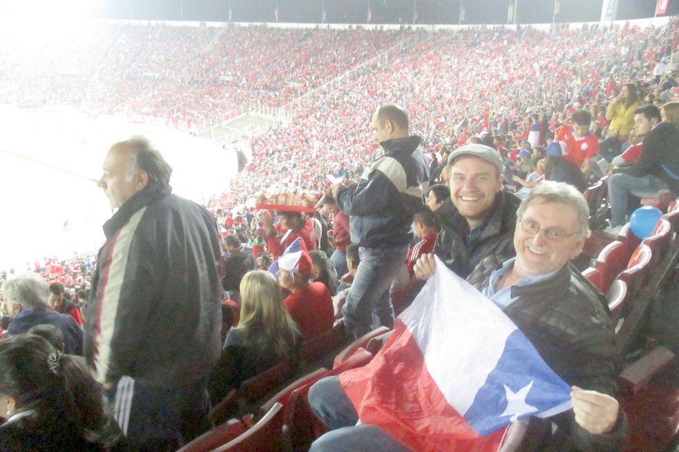 Hermann Brink (rechts) und sein Neffe André Woortmann im Chile-Block beim Länderspiel gegen Argentinien. Foto: Privat
