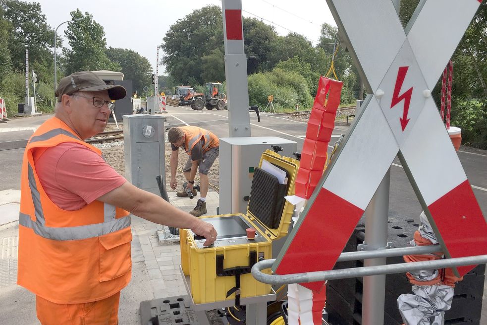 Beim Bahnübergang, der die Landesstraße 821 in Filsum quert, werden die Schranken derzeit manuell gesteuert. Denn noch sind nicht alle Arbeiten erledigt. Foto: Schneider-Berents