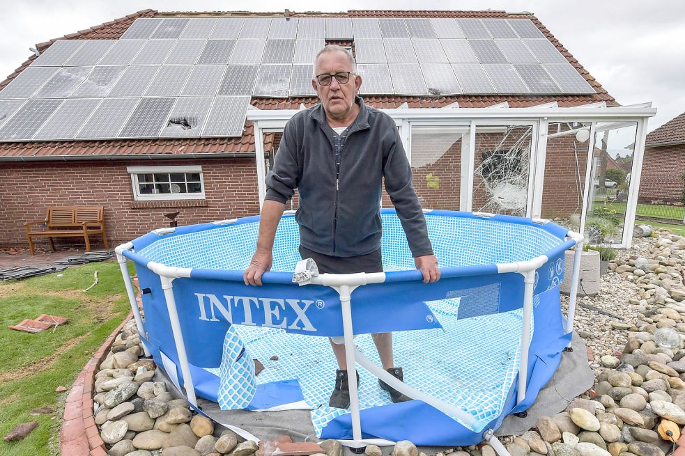 Arnold Reemts steht in seinem Garten. Der Pool, sowie sein Wintergarten und die Photovoltaikanlage sind kaputt. Foto: Ortgies