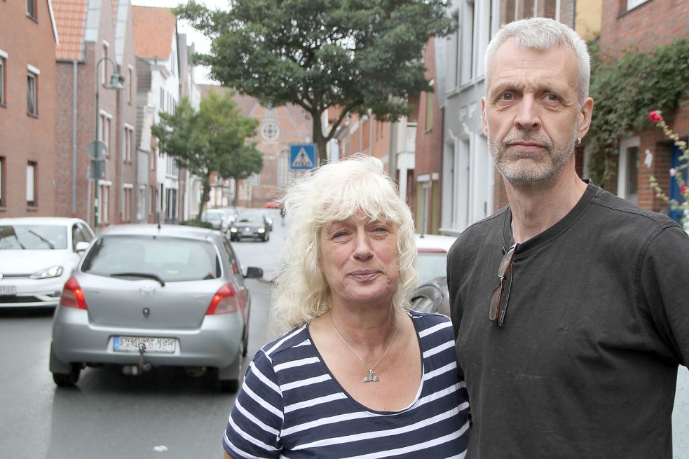Frauke Koppaetzky und Martin Dirks stehen an der Friedrich-Ebert-Straße. Die beiden Anlieger stellen fest, dass der Verkehr vor ihrer Haustür wegen der gesperrten Verbindung in der Innenstadt deutlich zugenommen hat. Foto: Päschel