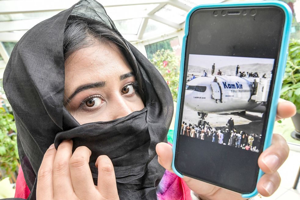 Durch Videos und Kurznachrichten wird Leda über die Lage in Afghanistan informiert. Foto: Ortgies