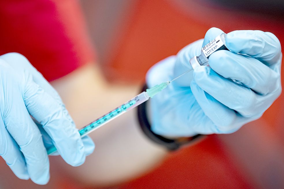Ein Notfallsanitäter zieht den Corona-Impfstoff von Biontech in eine Spritze. Die Friesländer Kreisverwaltung meint, nicht ausschließen zu können, dass im dortigen Impfzentrum von einer Krankenschwester manche Spritzen nur mit Kochsalzlösung gefüllt wurden. Foto: Fabian Sommer/dpa