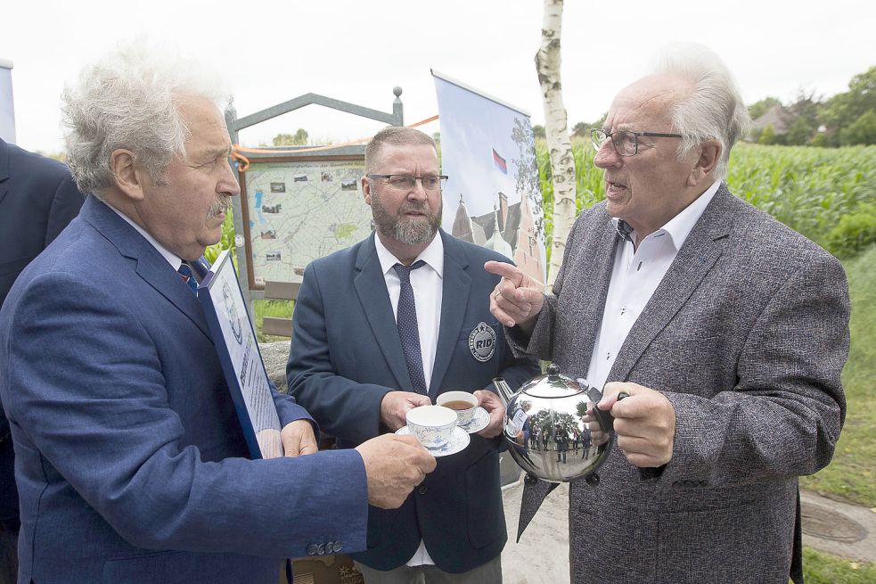 Natürlich gab es bei der Urkundenübergabe auch Tee. Ihn genossen unter anderem (von links): Rico Mecklenburg, Präsident der Ostfriesischen Landschaft, Rekordrichter Rolf Allerdissen und Helmut Collmann, Ehrenpräsident der Ostfriesischen Landschaft. Foto: Doden