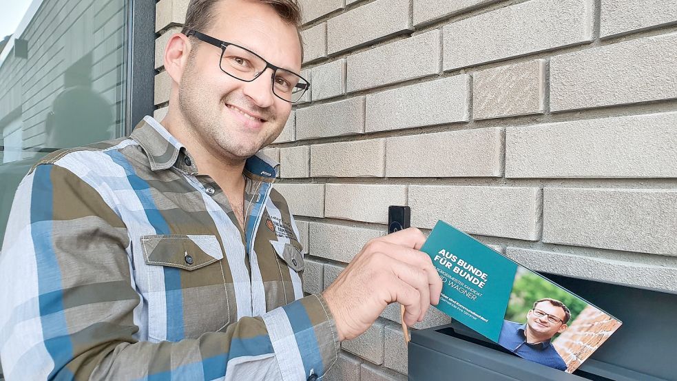 David Wagner hat in den vergangenen Wochen 3500 Flyer in Bunde und den Ortschaften verteilt, um sich bei den Wählern bekannt zu machen. Foto: Gettkowski