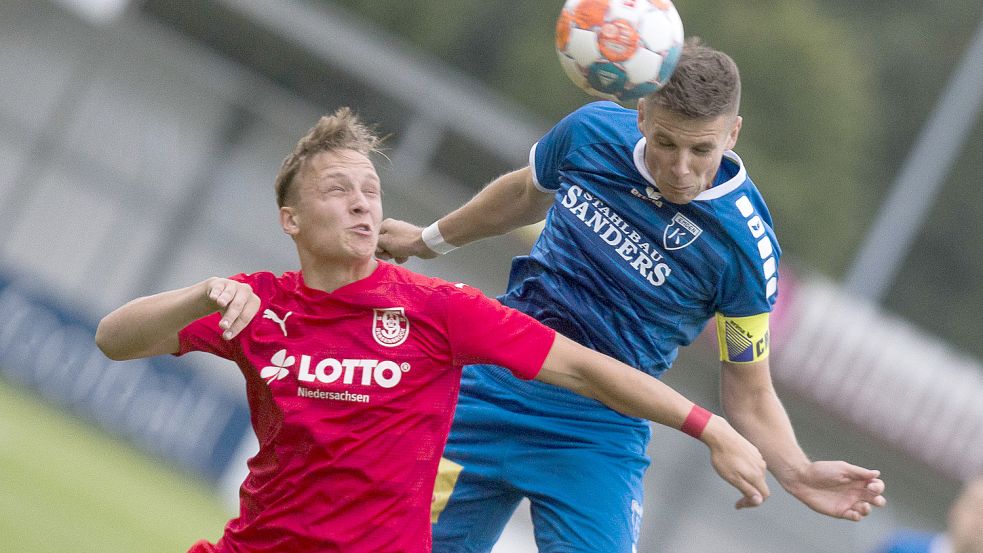 Hier war Emdens Bastian Dassel (rechts) per Kopf schneller. Foto: Doden