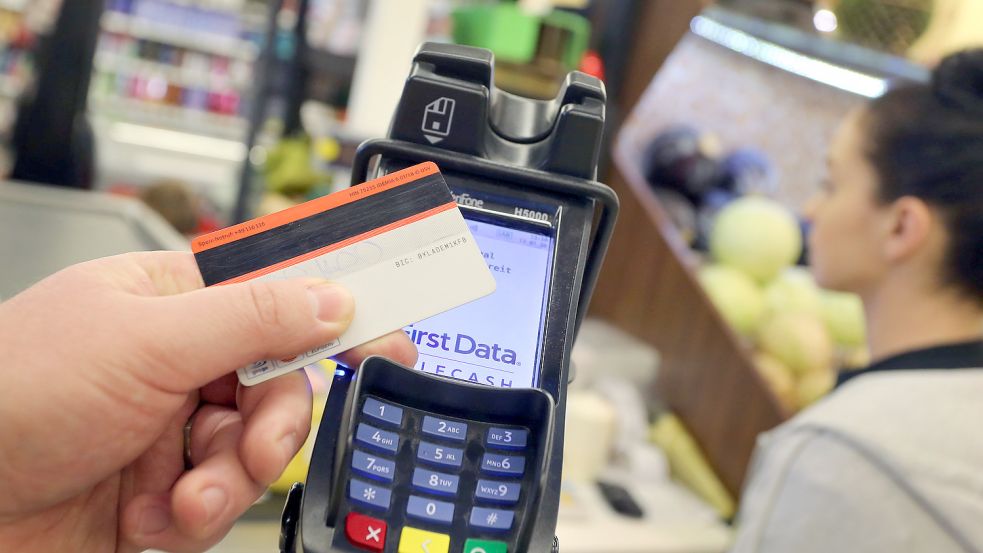 Immer mehr Kunden wollen an der Kasse lieber mit Karte statt Bargeld zahlen – auf Borkum wird das teilweise kritisch gesehen. Foto: Karl-Josef Hildenbrand/dpa