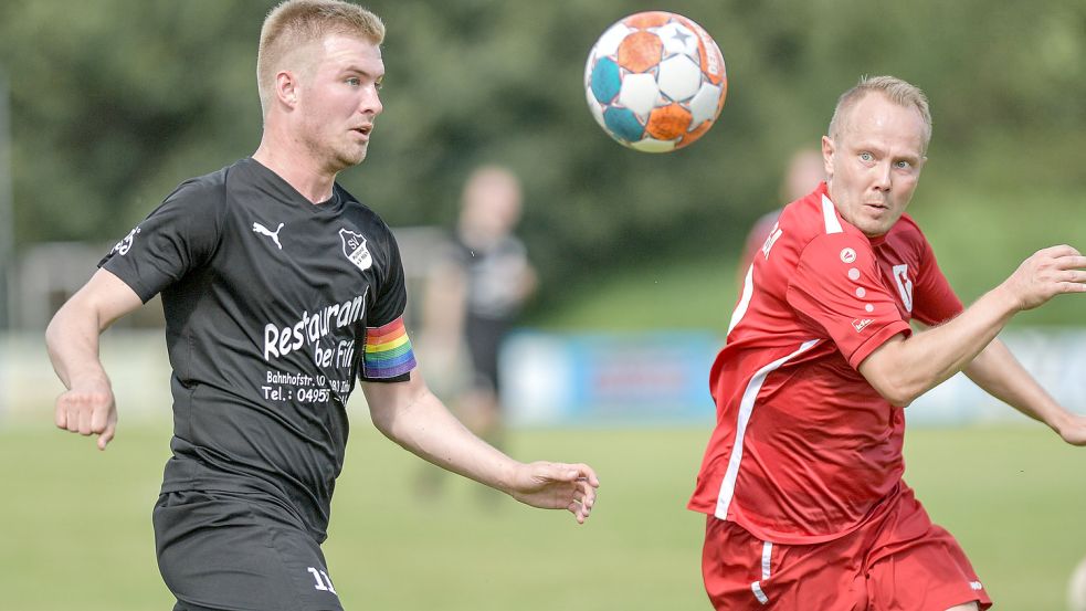 Christian van Hoorn (rechts) hat den Ball fest im Blick und möchte mit Frisia Loga gegen Wiesmoor die ersten Punkte einfahren. Hier ein Foto aus dem Spiel gegen den SV Holtland, das 0:2 verloren wurde.foto: Ortgies