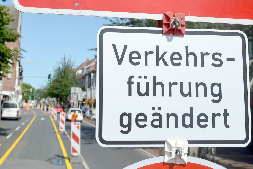 Auf der Neutorstraße gelten neue Regeln. Die Stadt will Fußgängern auf der wichtigen Verkehrsader durch Emden Vorrang einräumen. Foto: Päschel