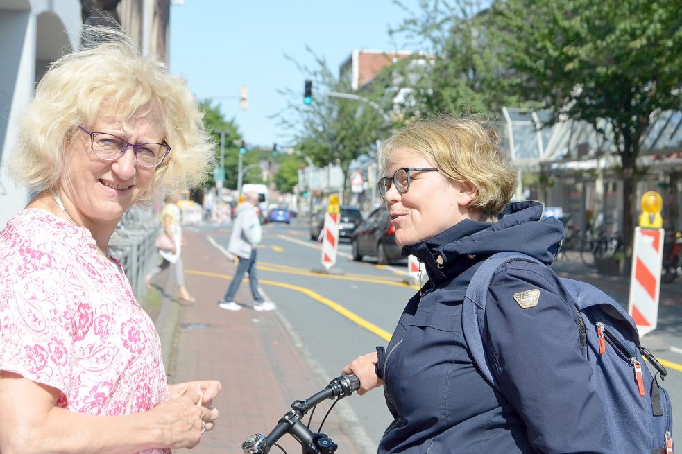 Heidi Wahren (links) und Petra Kraus bevorzugen das Rad und begrüßen die Veränderungen an der Neutorstraße. Foto: Päschel