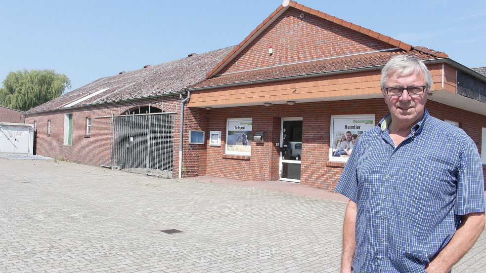 Der Marxer Ortsvorsteher Arthur Engelbrecht vor dem geschlossenen Raiffeisenmarkt. Foto: Oltmanns/Archiv