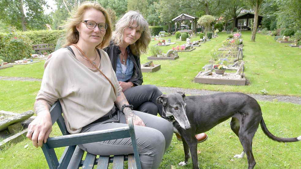 Andrea Rump-Hensen (links) ist Tierbestatterin und betreibt seit 15 Jahren einen Kleintierfriedhof in Südbrookmerland. Monika Frerichs aus Victorbur hat drei ihrer Windhunde von Rump-Hensen kremieren lassen.