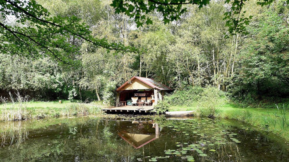 Die kleine Hütte am Teich ist ein beliebter Platz für die Familie sowie ihreBesucher an den Öffnungstagen. Foto: Stromann
