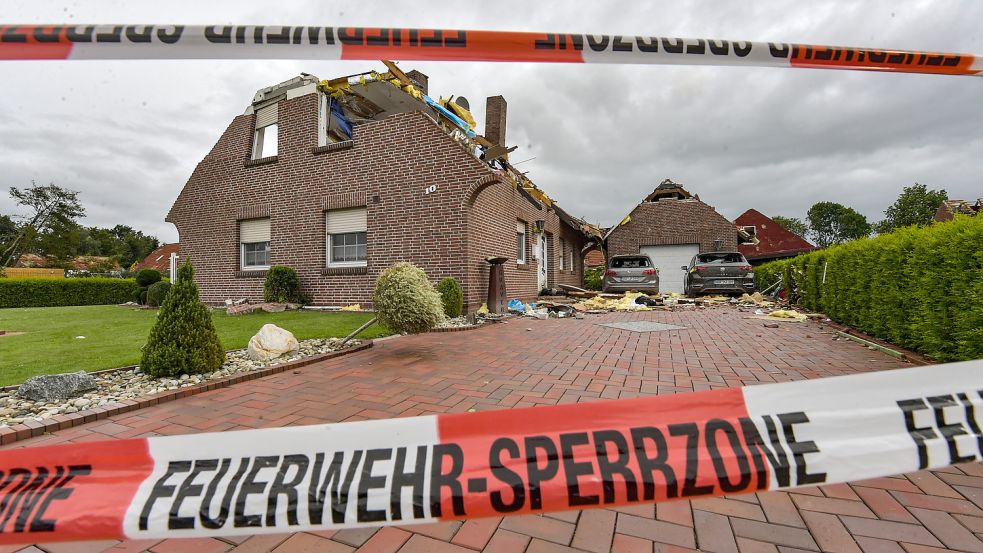 Deutlich abzulesen in den Daten der Wetterstation Emden ist auch das Unwetter am 16. August, das in Berumerfehn einen Tornado entstehen ließ und innerhalb weniger Minuten mehrere Häuser unbewohnbar machte. Foto: Ortgies/Archiv