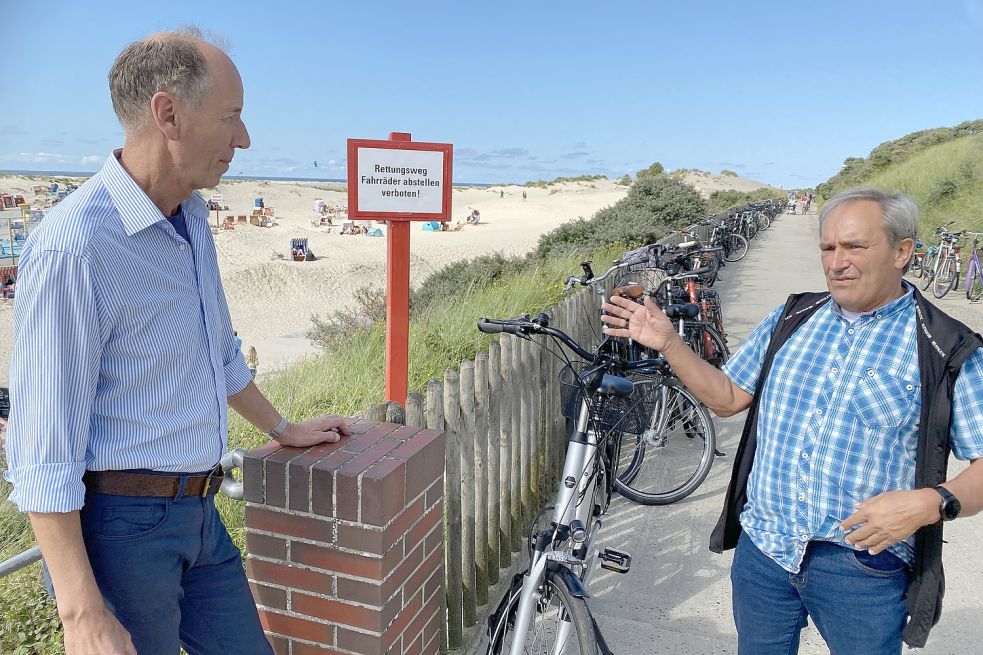 Die Ratsherren Eldert Sleeboom und Hermann Gansel kritisieren den Radverkehr vor allem in Rettungswegen. Fotos: Heidtmann