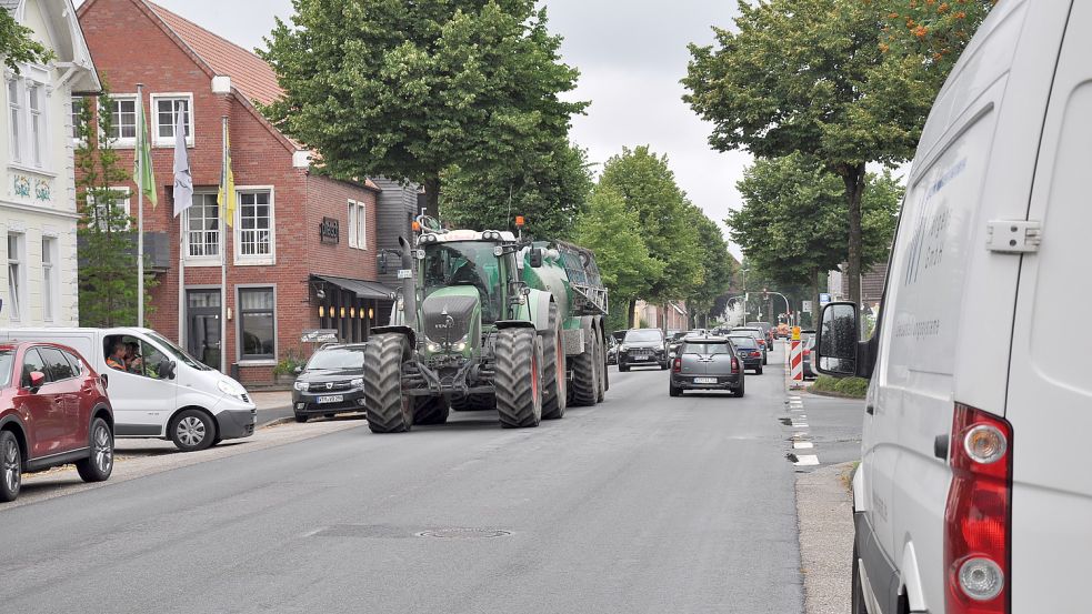 Die Bahnhofstraße ist die Hauptverkehrsader von Esens. Foto: Ullrich