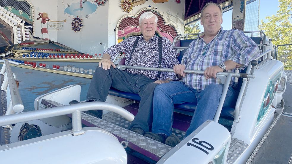 Karl-Heinz Langenscheidt (links) und Klaus Alberts vom Schaustellerverein Ostfriesland sitzen während der Aufbauarbeiten des Bliedeparks schon einmal Probe im Musik-Express. Foto: Tomé