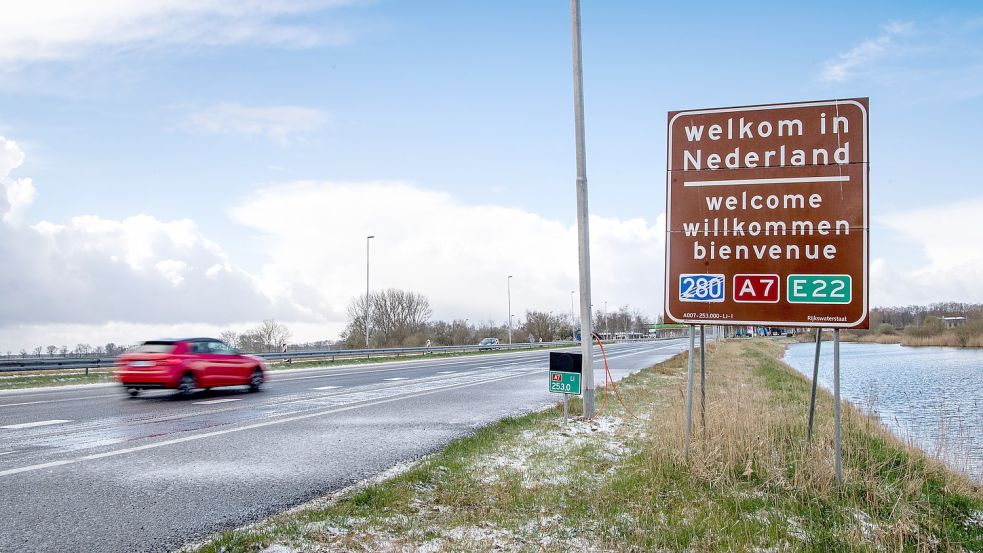 Ein Pkw fährt über die Autobahn 280 in Richtung der Niederlande. Foto: Schuldt/dpa