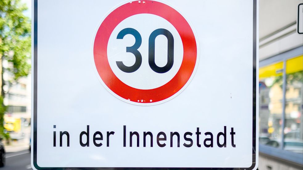 Ein Tempo-30-Schild an der Parcusstraße in der Mainzer Innenstadt weist auf die Geschwindigkeitsbegrenzung hin, die dort seit Juli 2020 auf den Hauptverkehrsachsen gilt. Foto: dpa-tmn/Andreas Arnold