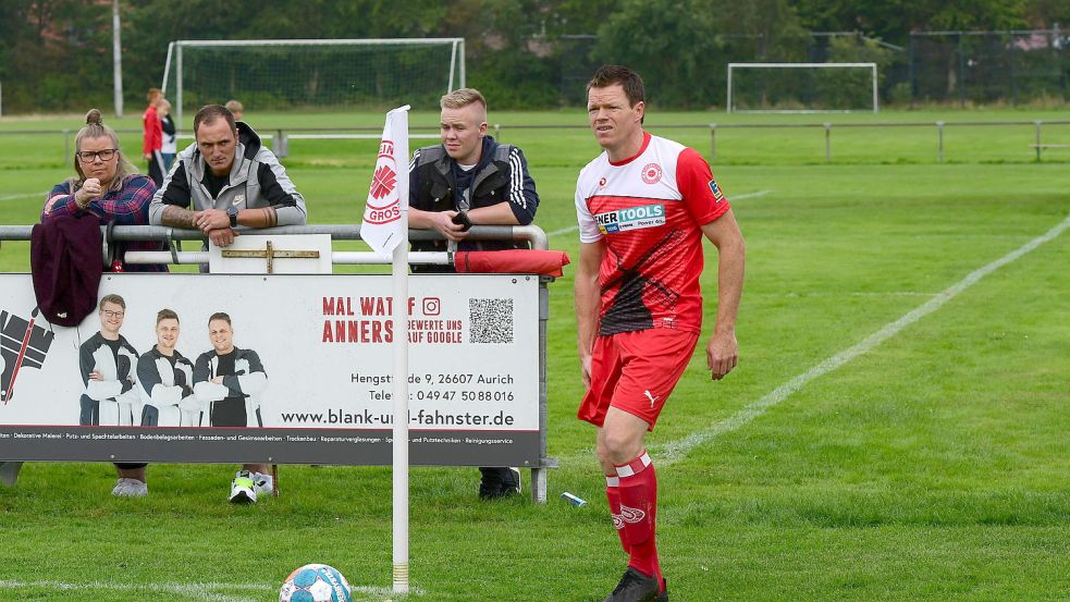 Großefehns Trainer Klaus Barghorn wechselte sich ein und bereitete mit einer Ecke das 2:2 vor. Foto: Steenhoff