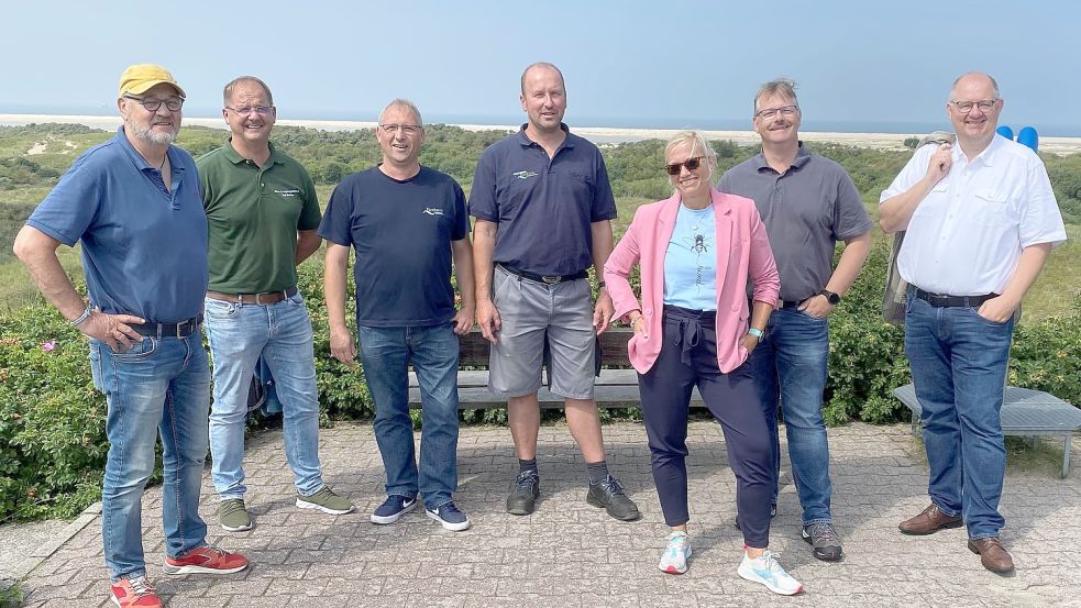 Jörg Kaja, Hendrik Maisch, Garrelt Hänel, Christian Ohlsen, Melanie Helms, Olaf Look, Markus Stanggassinger von der Borkumer SPD wünschen sich, dass Politik und Bürger auf Borkum besser zusammenarbeiten. Foto: Heidtmann