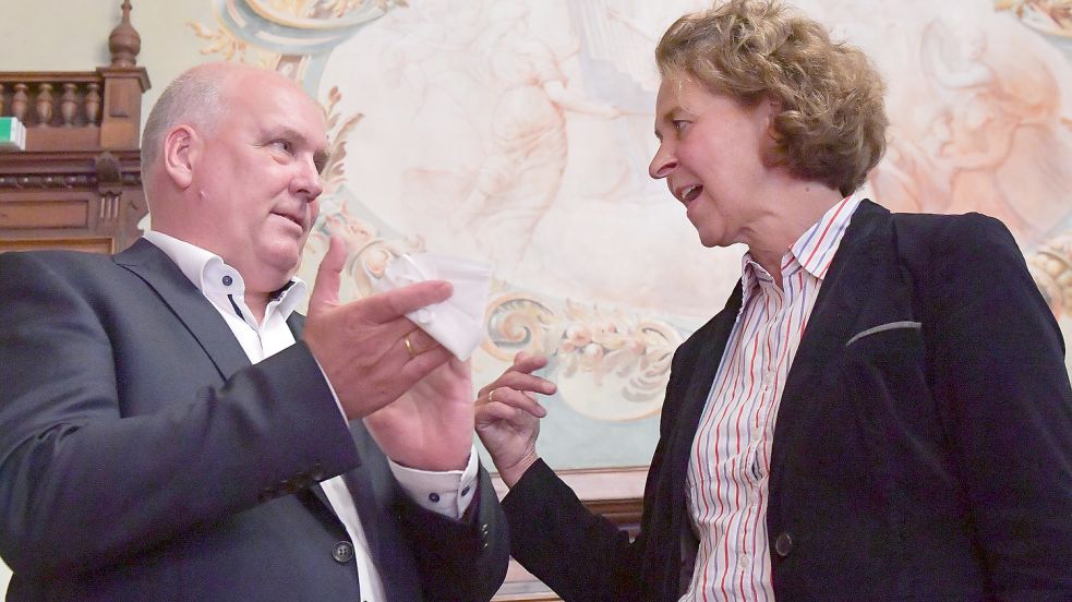 Eine glückliche Hand im Amt wünschte die noch amtierende Bürgermeisterin Beatrix Kuhl ihrem Nachfolger Claus-Peter Horst. Fotos: Ortgies