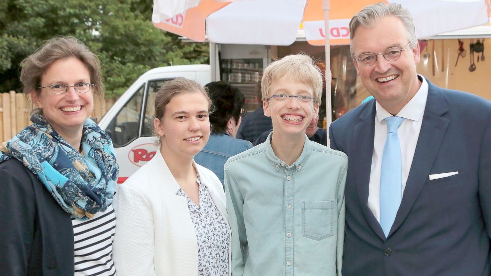 Das Bild zeigt Heiko Schmelzle mit seiner Familie auf der CDU-Wahlparty am Marktplatz.
