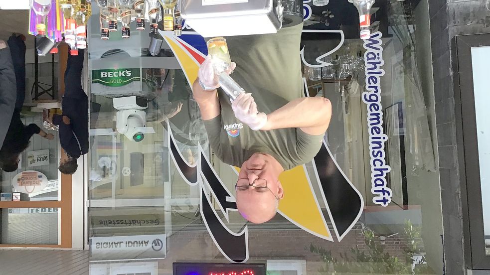 Die Wählergemeinschaft GfE hatte am Wahlabend eine Cocktail-Bar vor ihrer Geschäftsstelle in der Emder Innenstadt aufgebaut. Als Barkeeper betätigte sich Fraktionschef Jochen Eichhorn. Foto: H. Müller