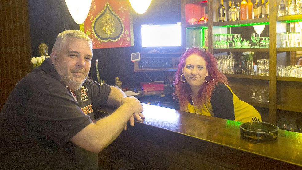 Am Tresen im Club Cheri: Bardame Tanja Meyer und Mathias Lang verpassten mit der Wählergemeinschaft U.N.S. den Einzug in den Rat. Den Wahlabend verbrachten sie mit Freunden im Lokal von Meyer. Foto: J. Doden