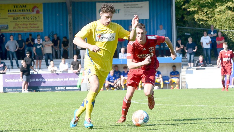 Lukas Berghaus ist mit höchster Konzentration (links) bei der Sache. Hier ein Foto aus dem Spiel gegen TuRa 07 Westrhauderfehn vom letzten Heimspiel Anfang September. Foto: Damm