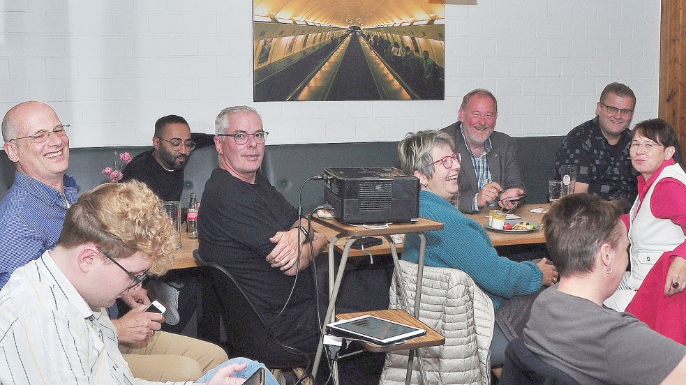 Die Mitglieder der SPD verfolgten die Ergebnisse aus den Wahllokalen im Kulturspeicher – und das bei bester Stimmung. Foto: Wolters