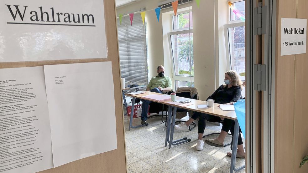 Blick in ein Wahllokal im Emder Stadtteil-Wolthusen: Die Wahlbeteiligung in der Stadt lag am Sonntag bei 47 Prozent und war damit so gering wie selten zuvor. Foto: H. Müller