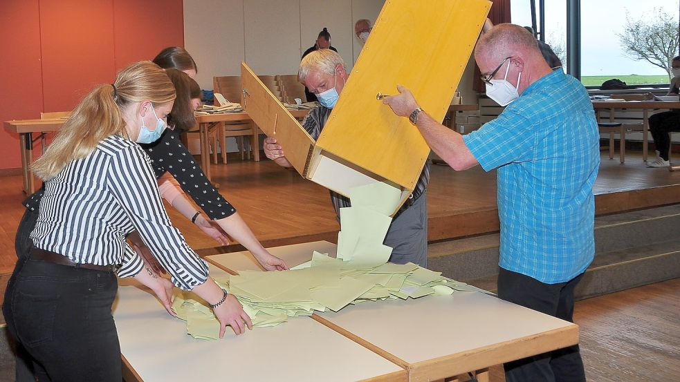 Im Rathaus in Jemgum wurden am Sonntagabend Stimmzettel ausgezählt. Foto: Wolters