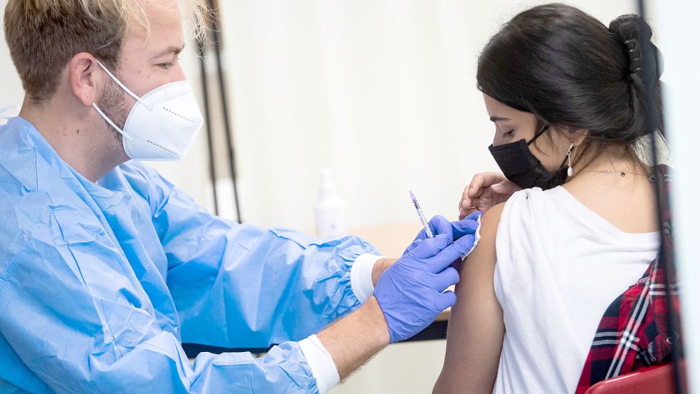 Eine Oberschülerin lässt sich gegen das Corona-Virus impfen. Foto: Bernd von Jutrczenka/dpa