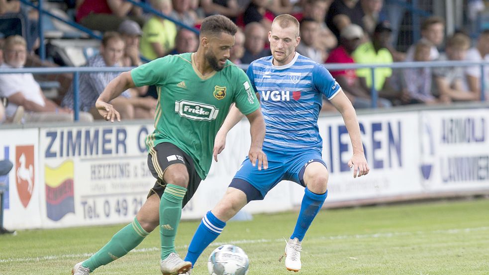 Vor genau zwei Jahren waren die Heeslinger (grünes Trikot) in Emden zu Gast. Damals siegte Kickers (rechts Heiko Visser) mit 2:1. Foto: Doden