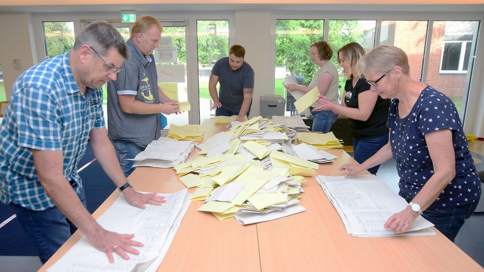 Zählten am Sonntag die Stimmen in Alt-Hinte aus: Helmut Kushe (von links), Christian Mudder, Jens Weck, Angelika Meißner, Karina Jelden und Katrin Dittmann. Foto: F. Doden