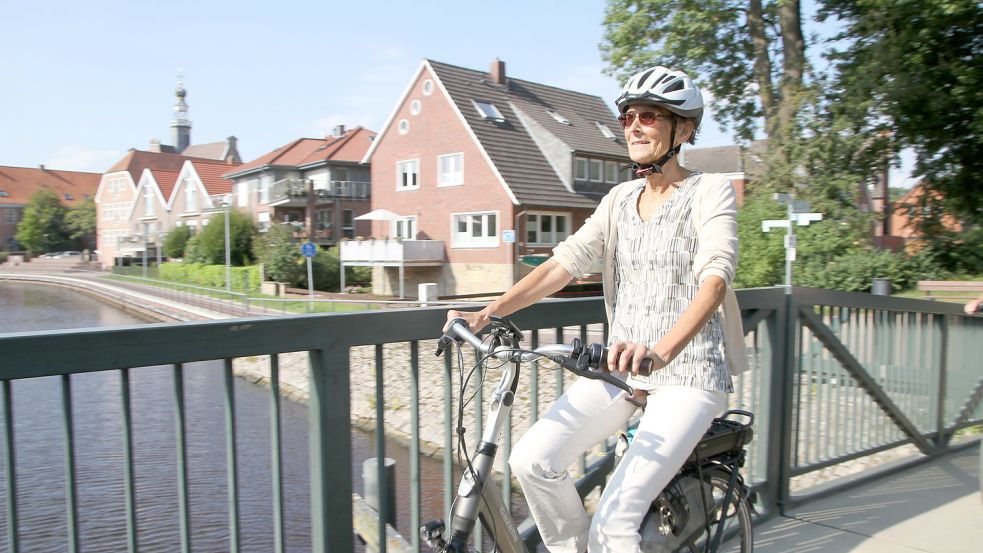 Per Rad durch die Stadt: Eine schöne Strecke ohne lästigen Autoverkehr führt über den Emder Wall. Am Siel geht es über eine schmale Brücke. Foto: Päschel