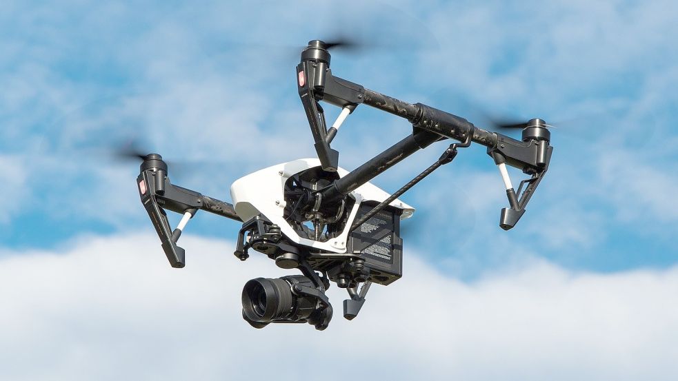 Drohnen sollen künftig bei der Suche nach Menschen helfen, die im Wasser treibenn. Symbolfoto: Pixabay