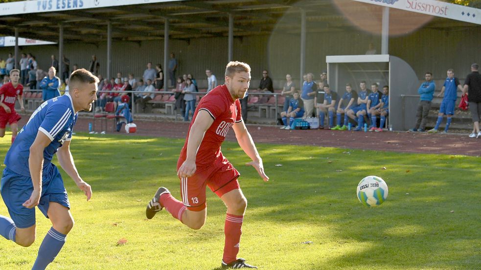 Da stand sie noch, die Tribüne des Stadions an der Peldemühle in Esens: Jan-Hendrik Keiser vom TuS Esens (links) im Laufduell mit Eike Schmidt vom TV Bunde. Foto: Siems/Archiv