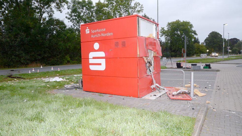 Das Foto zeigt den gesprengten Geldausgabeautomaten in Riepe. Foto: Archiv